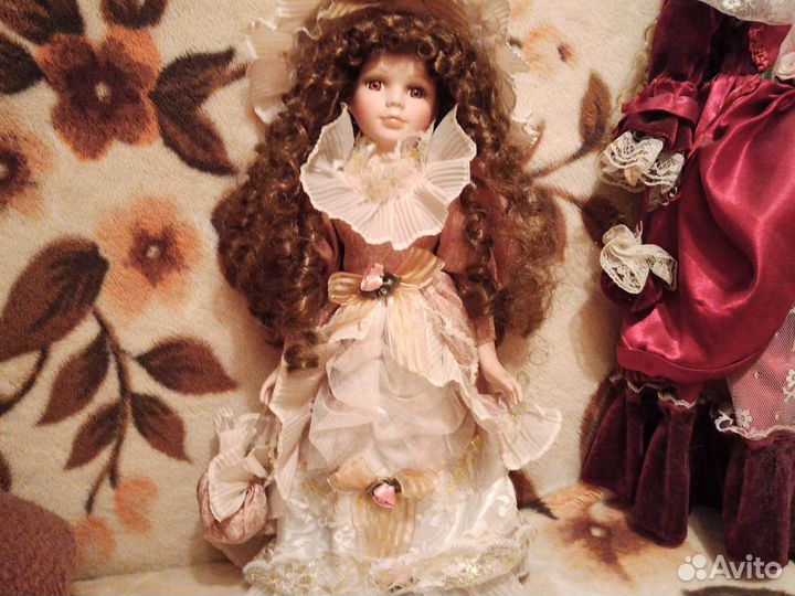 Кукла фарфоровая