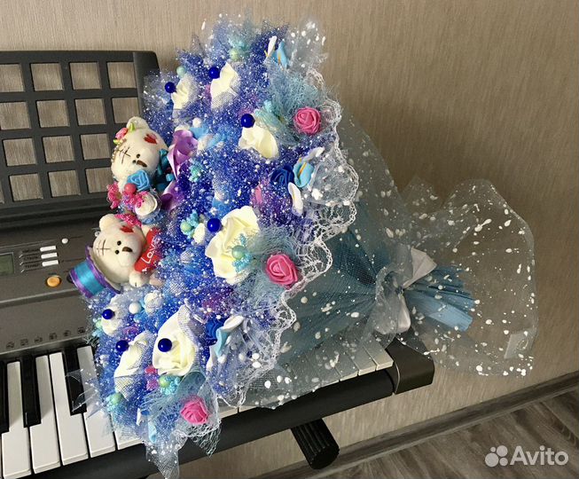 Букет из мягких игрушек с двумя мишками в розах