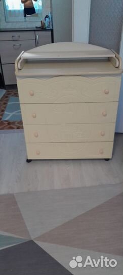 Детская кроватка с маятником и ящиком