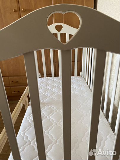 Детская кроватка с маятником