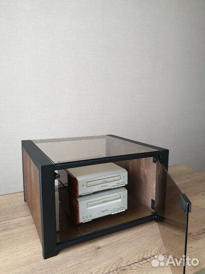 Стеклянная тумба под аудиотехнику