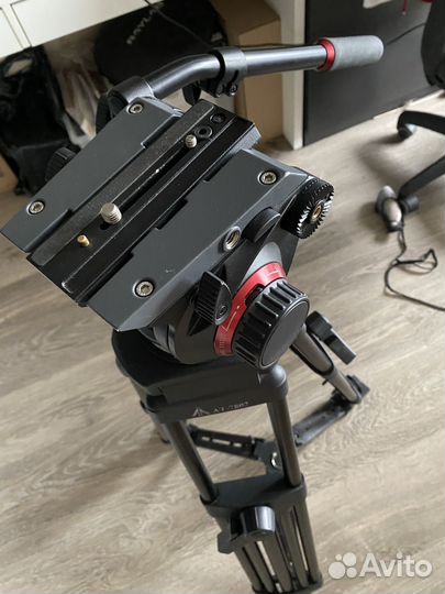 Штатив для тяжелой кинокамеры