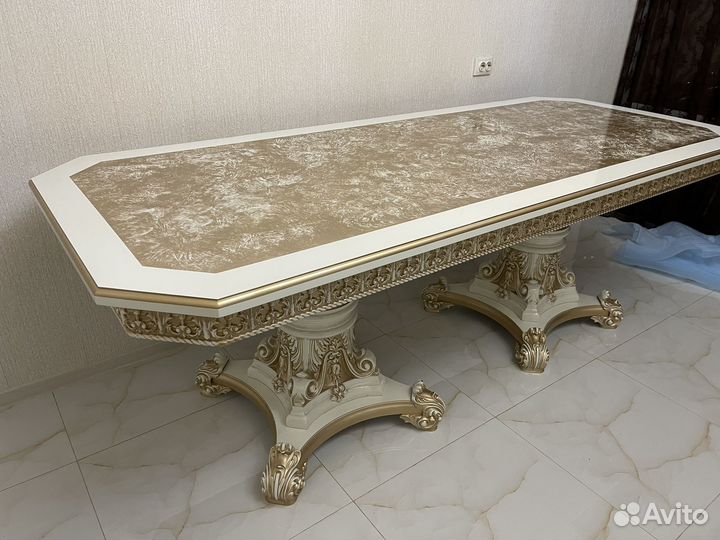 Стол для гостинной