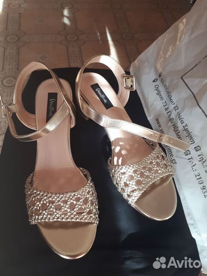 Босоножки золотые