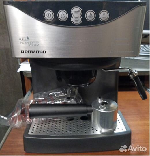 Кофеварка рожковая Redmond RCM-1503