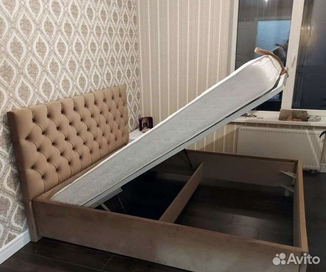 Кровать в карктной стяжке с мягким изголовьем