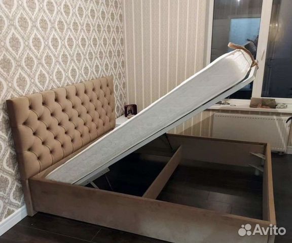 Кровать в карктной стяжке с мягким изголовьем