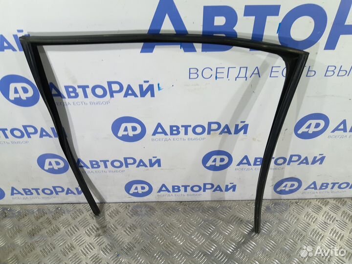 Б/У Уплотнитель стекла двери заднего правого BM