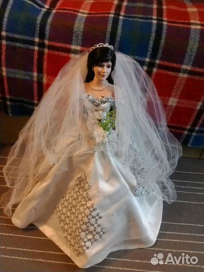 Кукла коллекционная фарфоровая