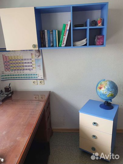 Полка ученическая, тумбочка для письменного стола