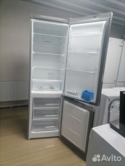 Холодильник серый двухкамерный новый 2 метра