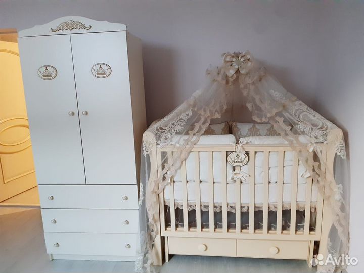 Детская кроватка и шкаф