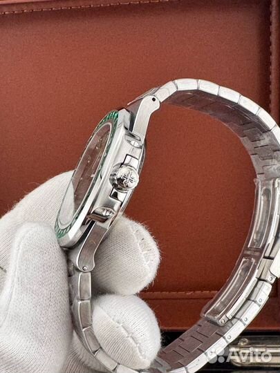 Часы Patek Philippe Emerald Nautilus