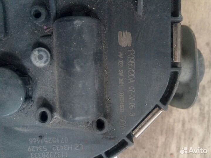 Моторчик стеклоочистителя передний правый Seat Leo