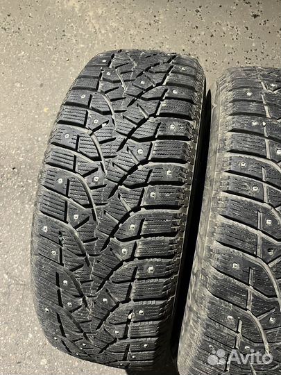 Bridgestone Blizzak Spike-02 215/55 R17 98T