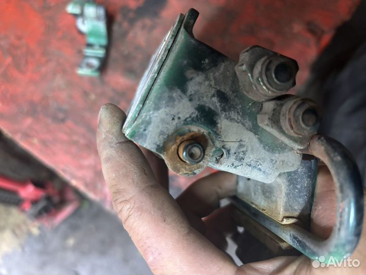 Петли вод. Двери шкода