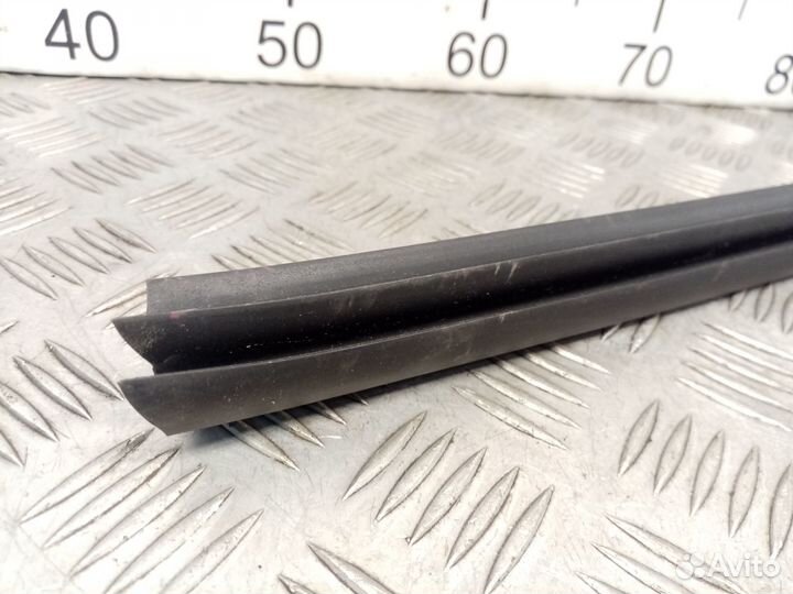 Б/У Уплотнитель стекла двери задней правой #003