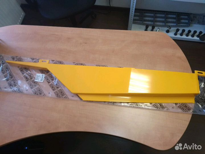 Уголок подкапотный горизонтальный на JCB