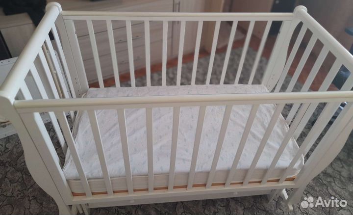 Детская кроватка с маятником и ящиком