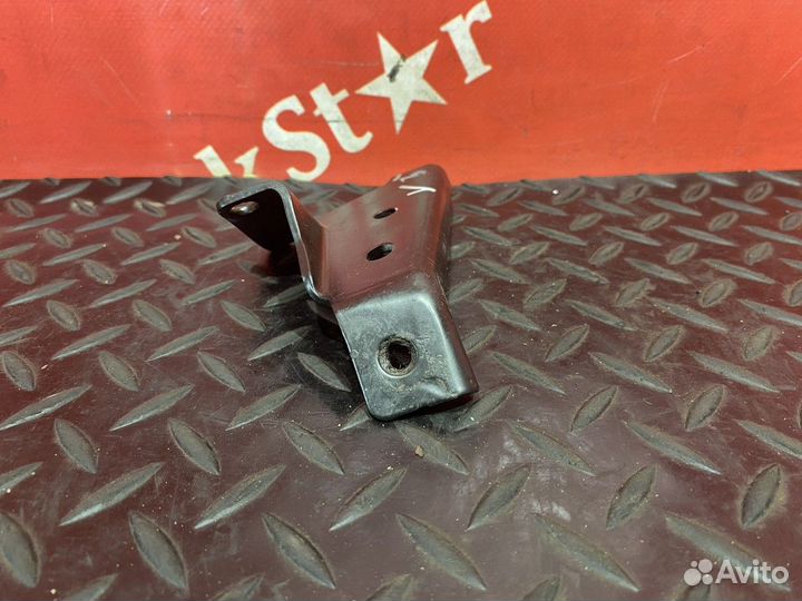 Кронштейн решетки радиатора правый Volvo FH