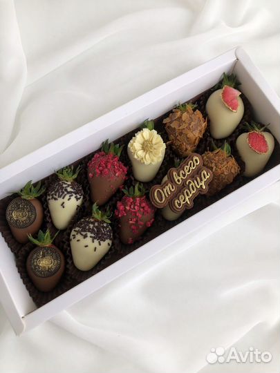 Финики, бананы в шоколаде, клубника в шоколаде