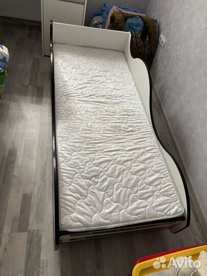 Детская кровать-машинка