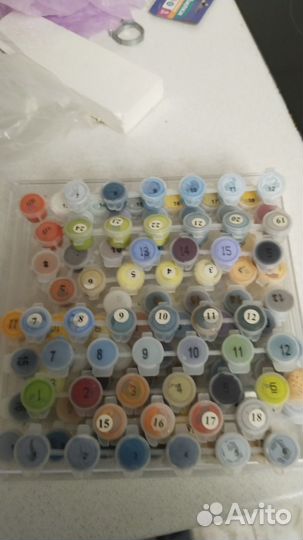 Обширная палитра акриловых красок