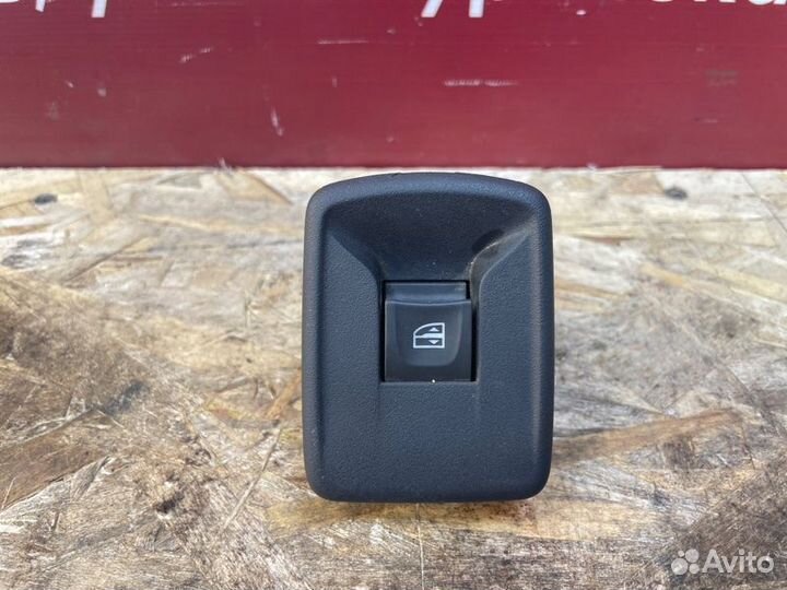 Кнопка стеклоподъемника задняя левая Renault