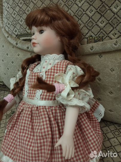Кукла фарфоровая