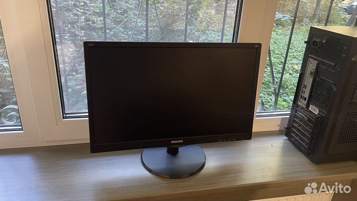 Игровой компьютер с монитором и клавиатурой