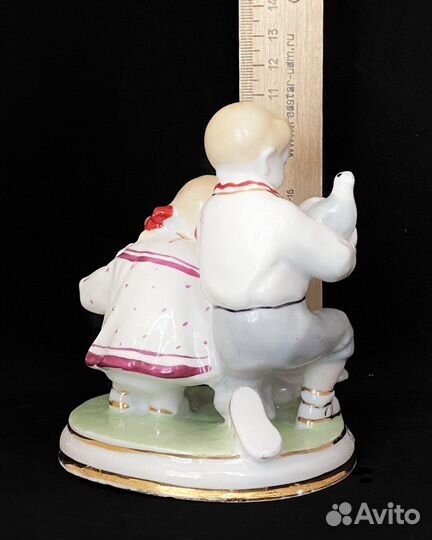 Статуэтка Дети кормят голубей