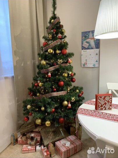 Елка с игрушками и гирляндой