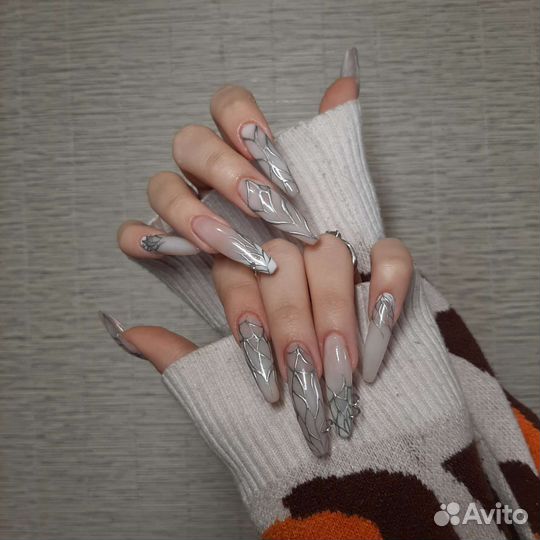 Модель на маникюр