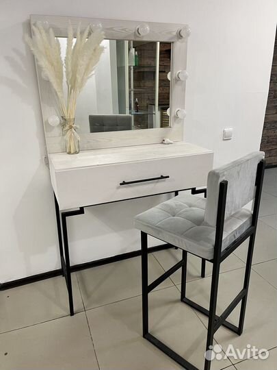 Гримерный стол с зеркалом и стулом