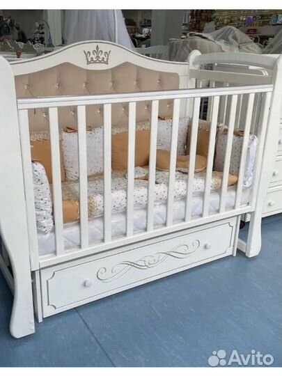 Детская кроватка с маятником и ящиком