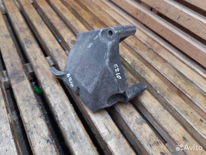 Кронштейн двигателя правый Opel Astra J 2012