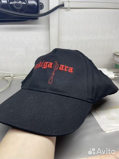 Бейсболка с надписью 