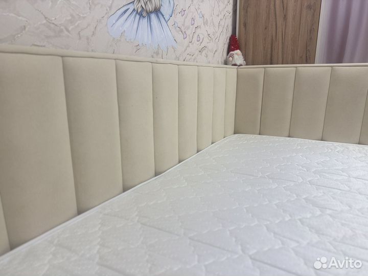 Кровать односпальная с матрасом