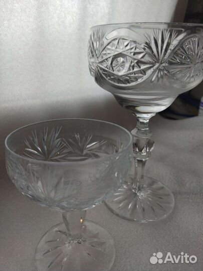 Две хрустальные вазочки