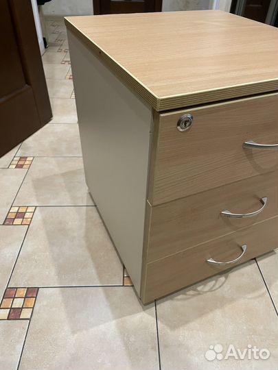 Тумбочка на колесиках