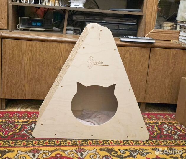 Дом для кошки с когтеточкой с двух сторон