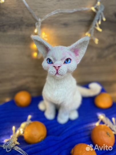 Итерьерная игрушка кошка породы девон-рекс