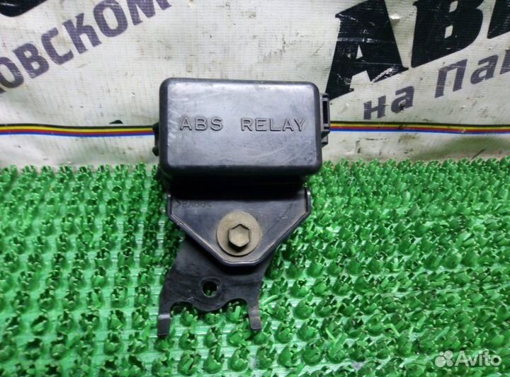 Блок предохранителей под капот Toyota Camry SV41