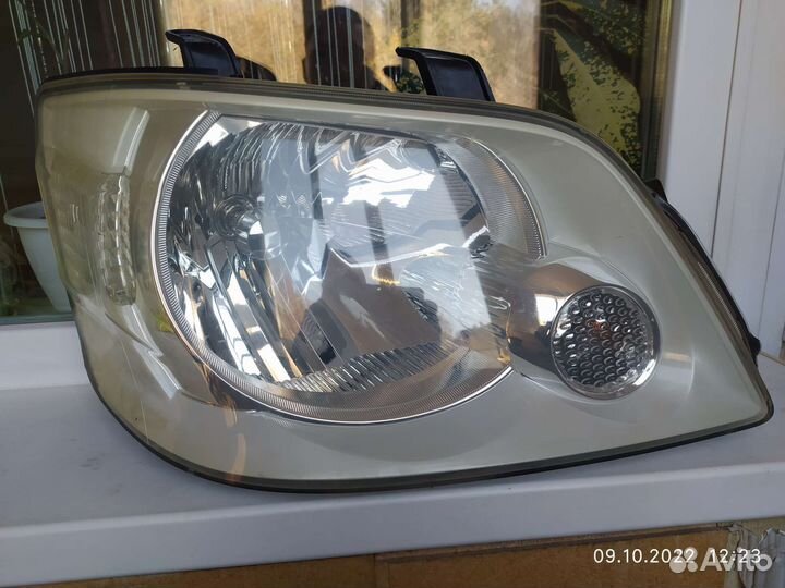 Фара правая toyota noah, voxy