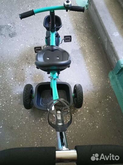 Трехколесный велосипед с ручкой