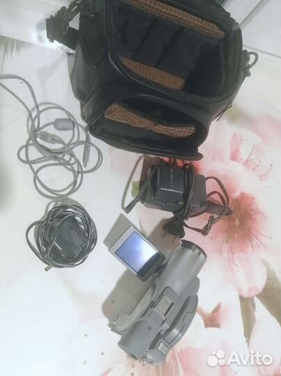 Видеокамера Hitachi DZ-MV550E