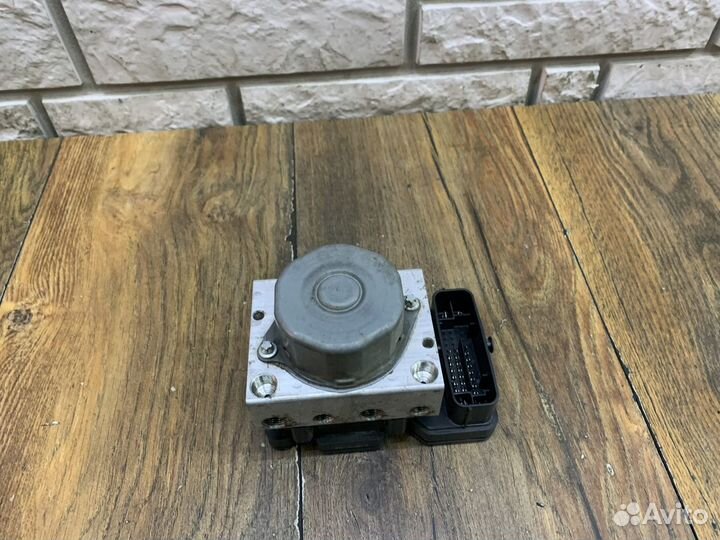 VW Polo Блок ABS (насос)