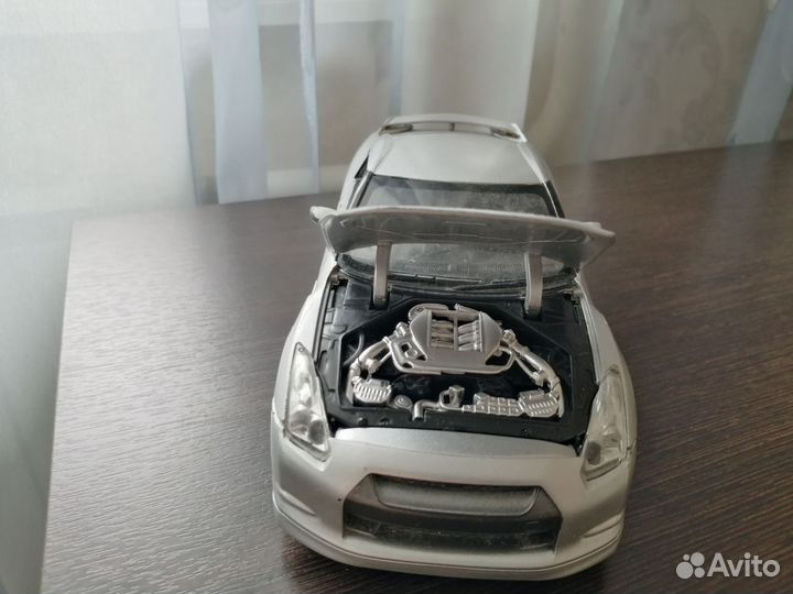 Машина nissan GT-R