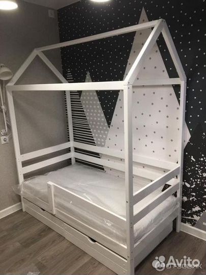 Кроватка домик высокий борт из натурального дерева