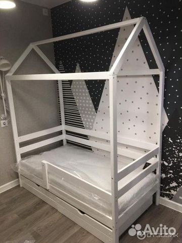 Кроватка домик высокий борт из натурального дерева